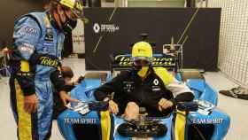 Esteban Ocon se sube al Renault R25 acompañado por Fernando Alonso