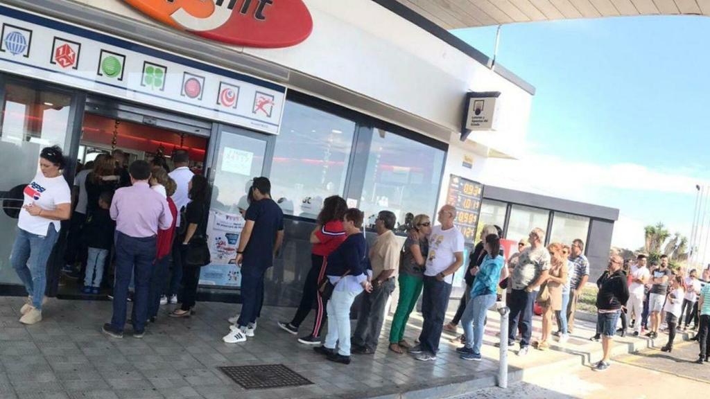 En la gasolinera de Granadilla (Tenerife) pueden haber colas de hasta 60 metros.