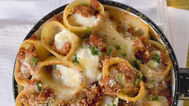 Canelones de carne con bechamel.