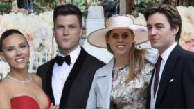 Scarlett Johansson, Colin Jost, Beatriz de York y Edoardo Mapelli en montaje de JALEOS.