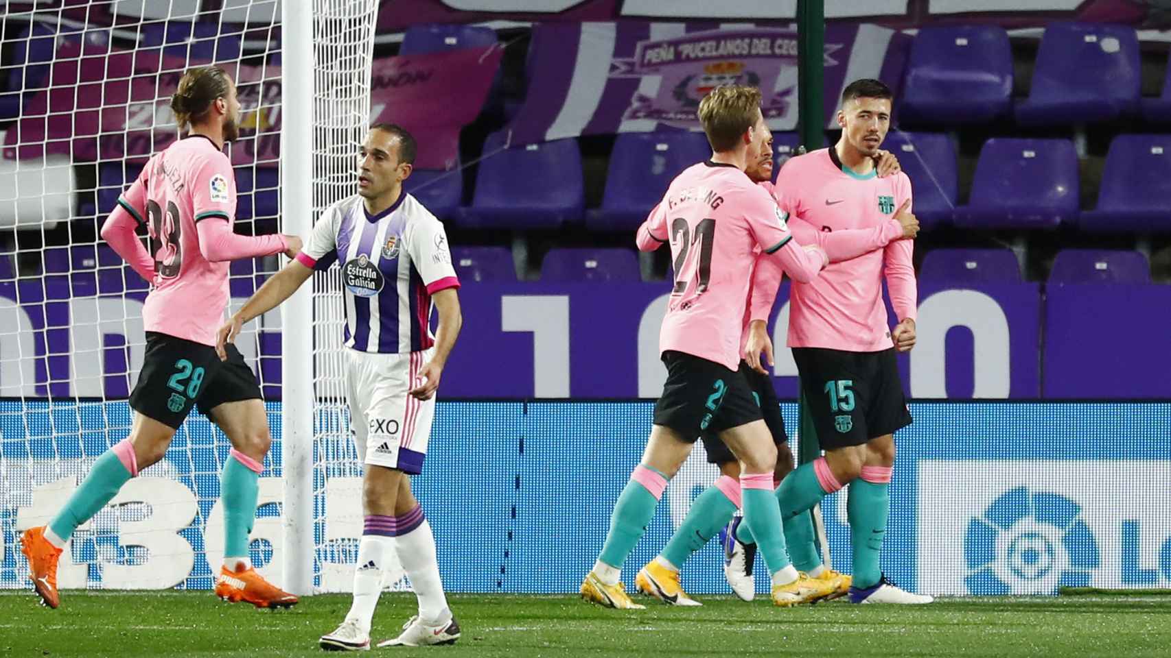 Los jugadores del Barcelona celebran el gol del Lenglet al Valladolid