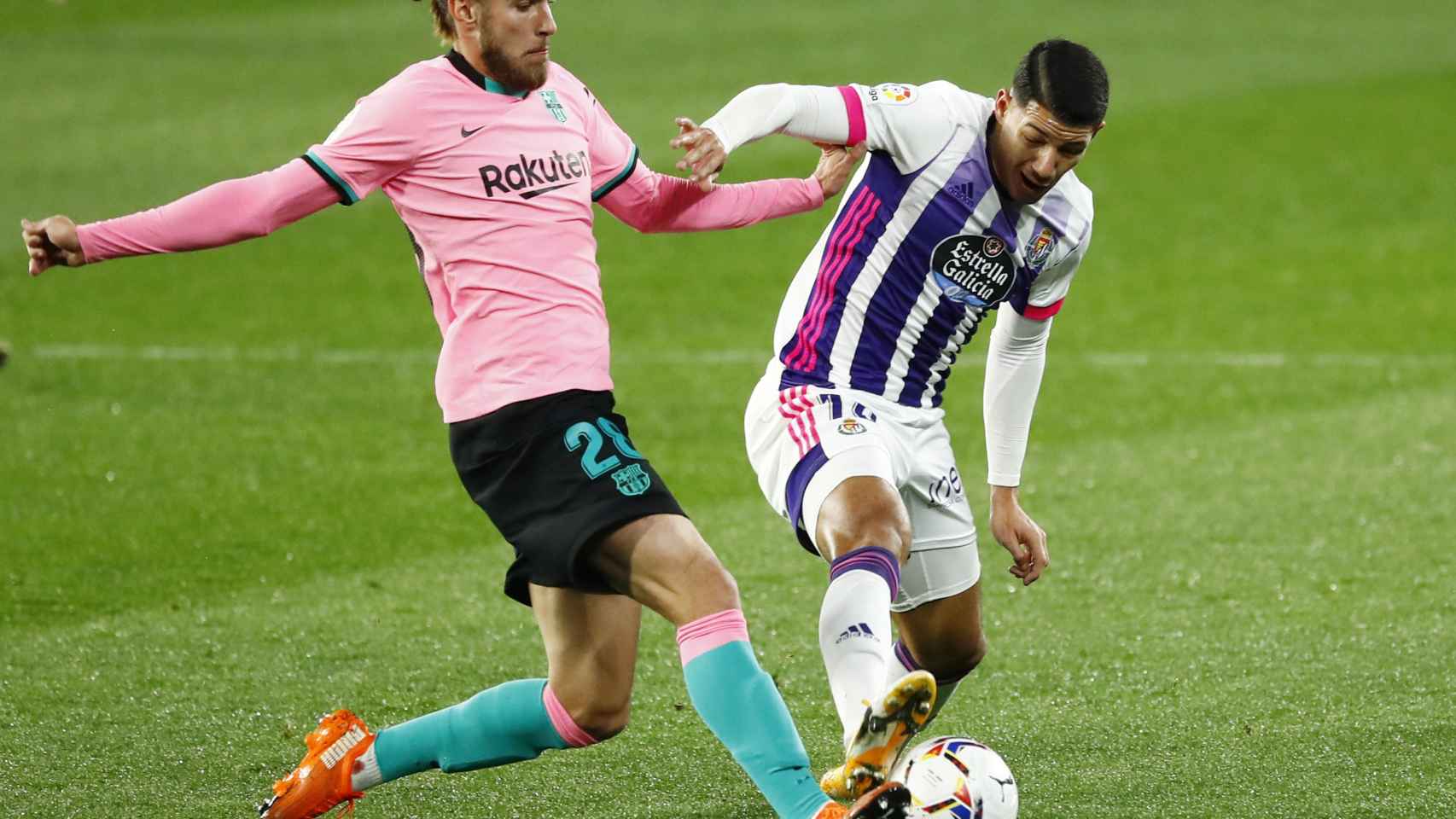 Mingueza ante De Sousa, durante el Valladolid - Barcelona de la jornada 15 de La Liga