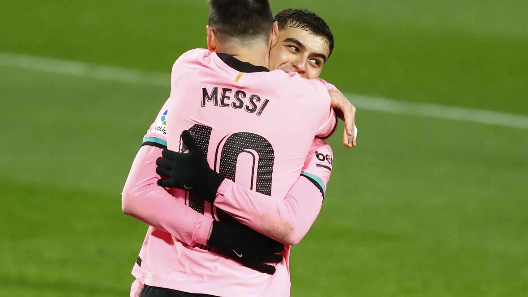 Abrazo entre Messi y Pedri