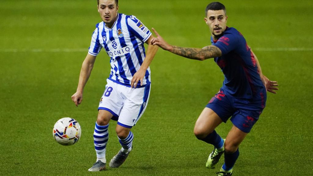 Andoni Gorosabel en acción con Mario Hermoso, en el Real Sociedad - Atlético de Madrid