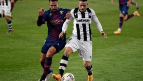 Pablo Insúa en acción con Jordi Martí, en el Huesca - Levante de la jornada 15 de La Liga