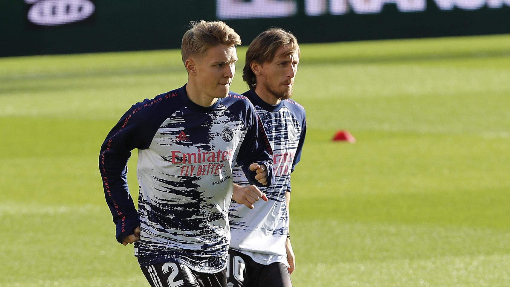 Odegaard y Modric, durante un calentamiento del Real Madrid