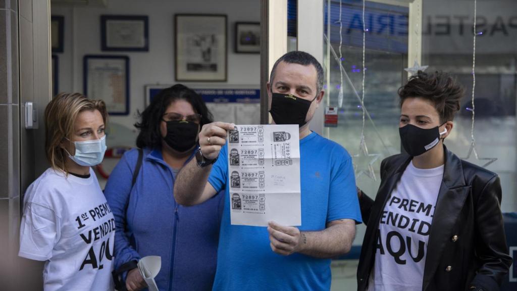 Emiliano, junto a su mujer Irene, en la puerta de la administración de Punta Umbría