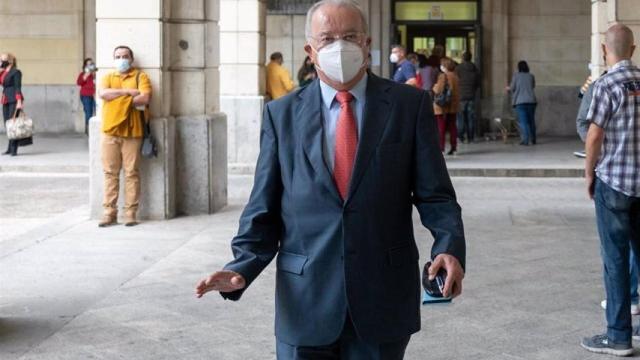 El exconsejero de Empleo del PSOE Antonio Fernández en la puerta de la Audiencia de Sevilla.