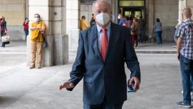 El exconsejero de Empleo del PSOE Antonio Fernández en la puerta de la Audiencia de Sevilla.