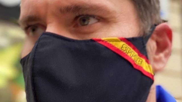 Miembro del SPPLB con la mascarilla del sindicato prohibida por el Ayuntamiento de Valencia. EE