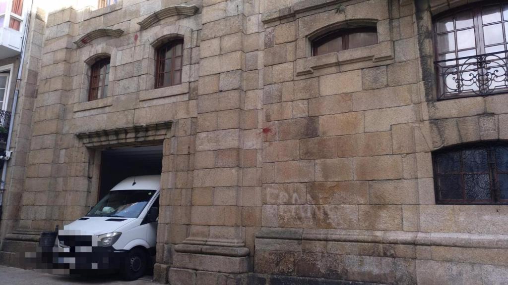 Un camión abandonando la Casa Cornide, situada en la Ciudad Vieja de La Coruña.