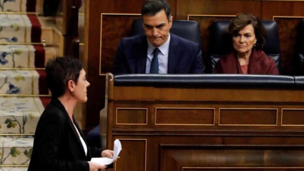 La portavoz de Bildu en el Congreso, Mertxe Aizpurua, pasa ante Pedro Sánchez y Carmen Calvo en una sesión de control.