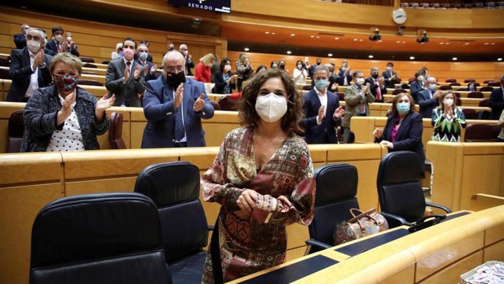 María Jesús Montero, aplaudida durante tras la votación de los Presupuestos Generales del Estado.