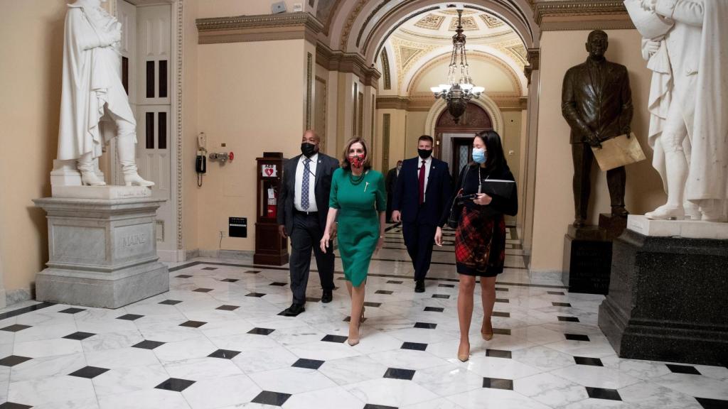 La presidenta de la Cámara de Representantes de los Estados Unidos, Nancy Pelosi, camina hacia su oficina en el Capitolio.