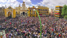 En el entorno de la Basílica de la Macarena cada año se congregan miles de personas