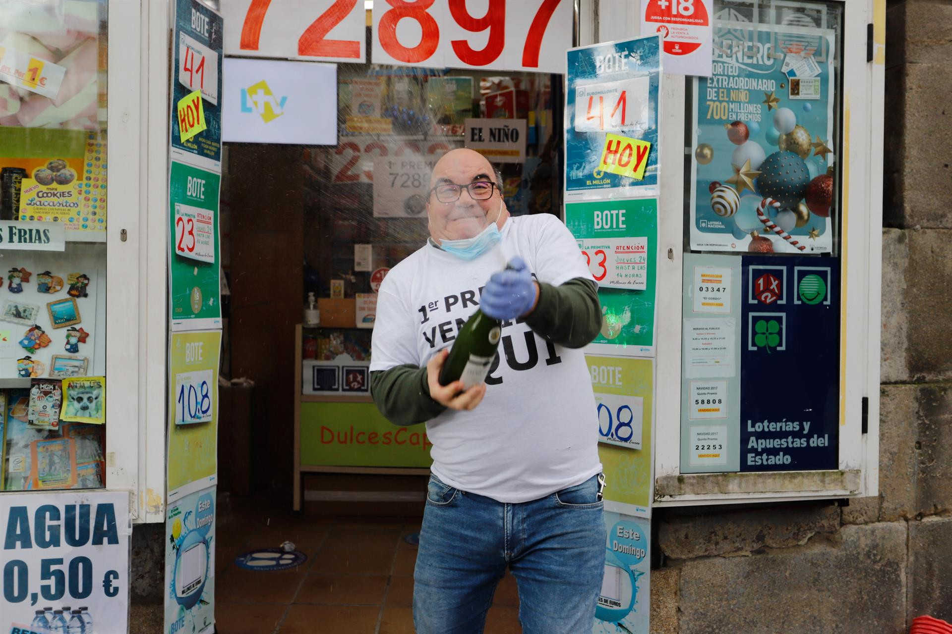 Juan Fernández, el lotero de la administración de Puerta del Sol en Vigo, celebrando ‘El Gordo’.