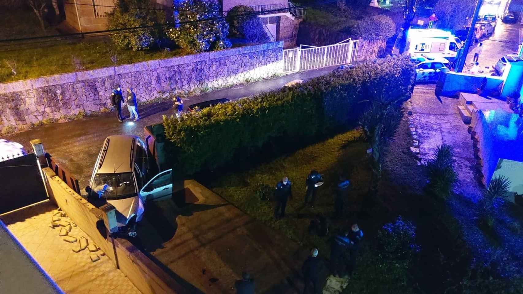 Vehículo accidentado en la calle Oliveira de Vigo, cuyo conductor fue detenido por conducir con síntomas de ebriedad y negarse a realizar el test de alcoholemia.