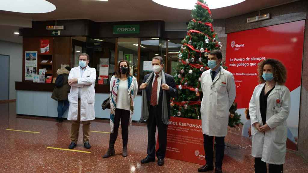 El alcalde de Vigo junto a varios miembros del hospital, hoy en Vigo.