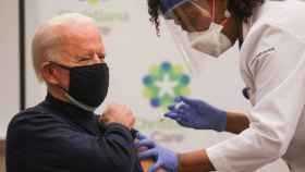 El presidente electo de EEUU, Joe Biden, recibe una vacuna contra la Covid-19.