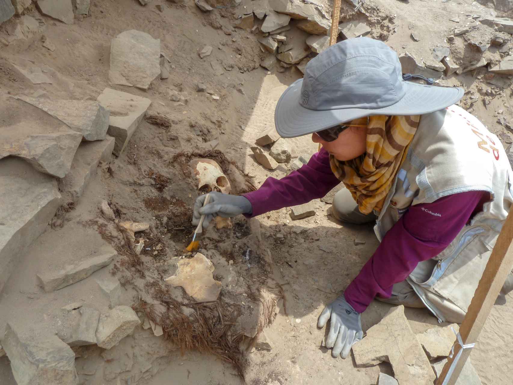 La arqueóloga Dayana Carbonell durante el descubrimiento de los restos de la dama de El Paraíso.