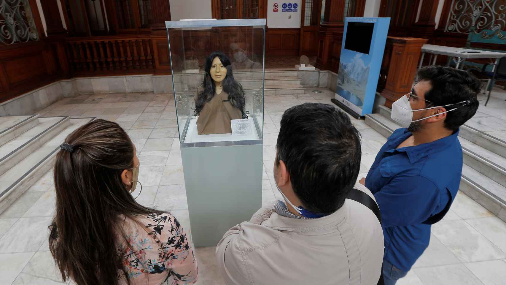 Varias personas contemplan a la dama de El Paraíso en el Museo de Minerales Andrés del Castillo.