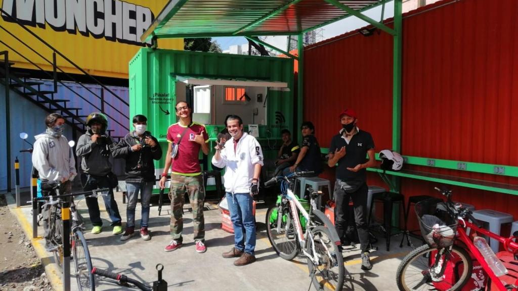 Algunos de los 'riders' usando las instalaciones de Heru