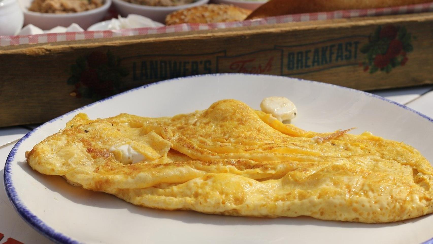 Un plato con una tortilla francesa.