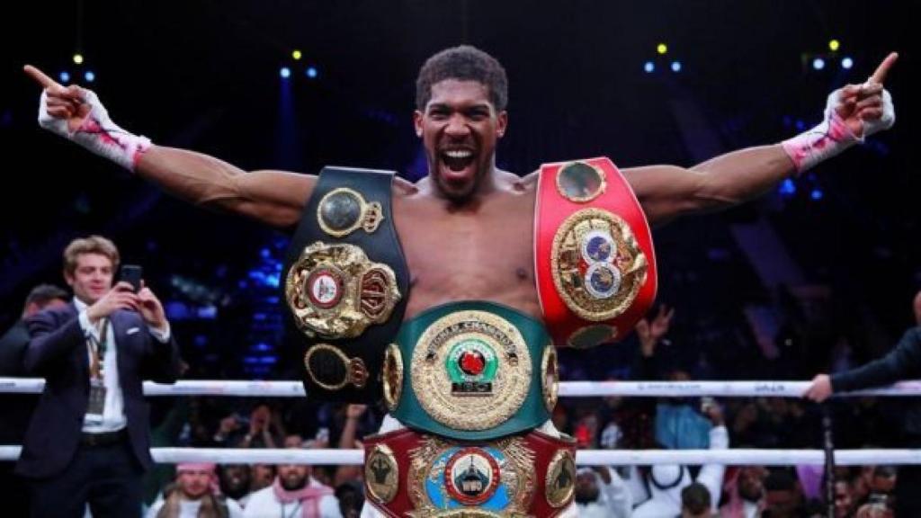 Anthony Joshua, con los cinturones de campeón de los pesos pesados