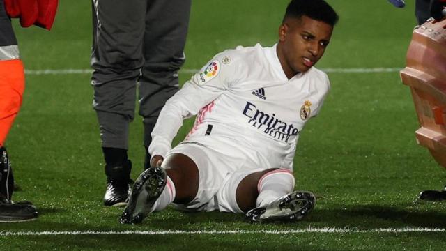 Rodrygo Goes, en el momento de la lesión durante el Real Madrid - Granada de La Liga