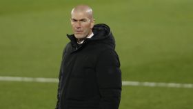 Zidane sigue el Real Madrid - Granada desde la banda