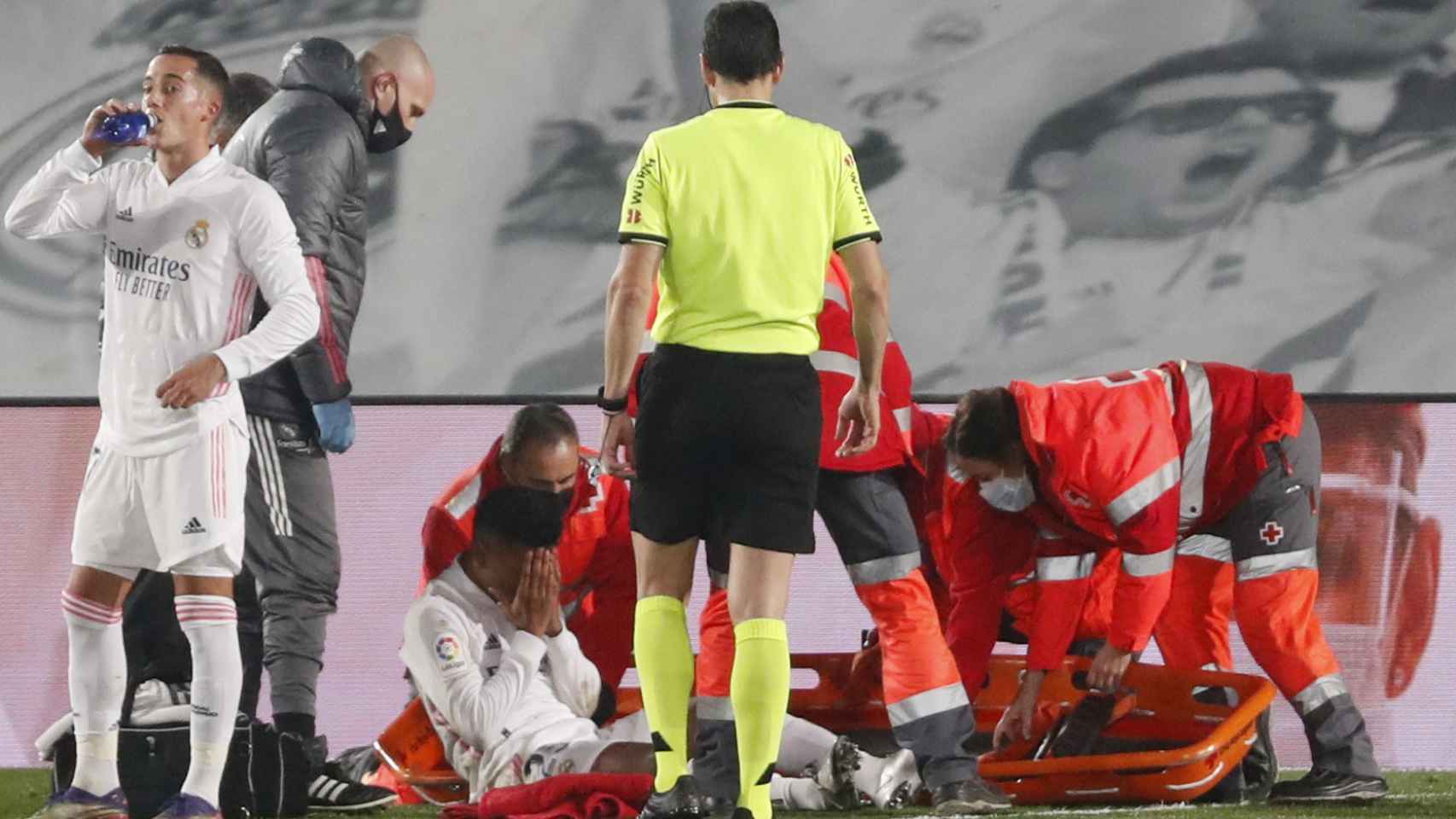 Rodrygo, en el suelo, atendido por los servicios médicos del Real Madrid
