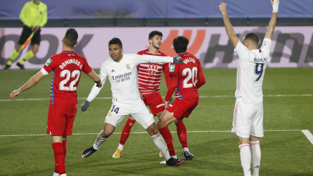 Benzema celebra el gol de Casemiro al Granada