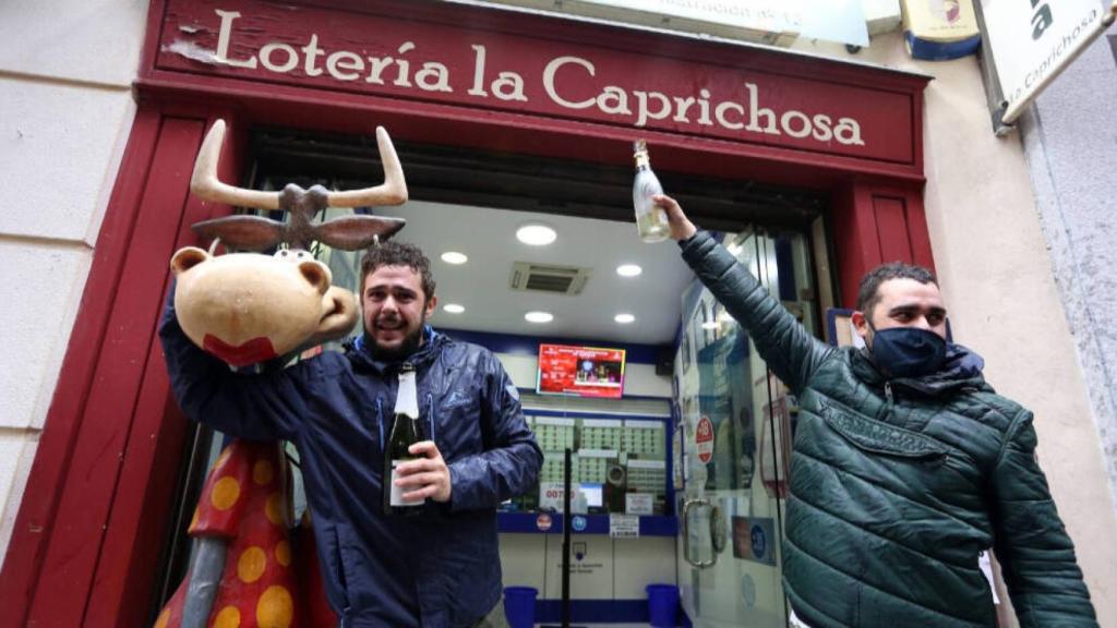 La administración La Caprichosa de Toledo repartió este martes mucho dinero en la Lotería de Navidad. Foto: Óscar Huertas