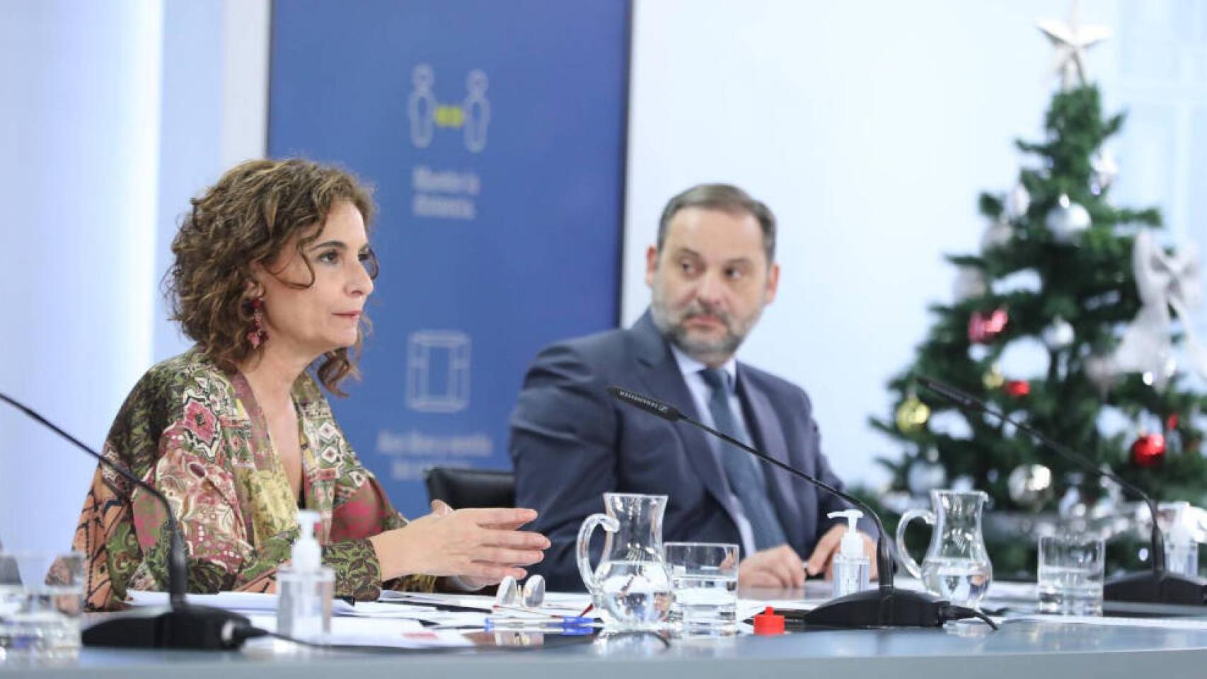 La ministra portavoz y de Hacienda, María Jesús Montero, y el ministro de Transportes, Movilidad y Agenda Urbana, José Luís Ábalos, en rueda de prensa posterior al Consejo de Ministros a 22 de diciembre de 2020. Foto: EUROPA PRESS/M.FERNÁNDEZ.