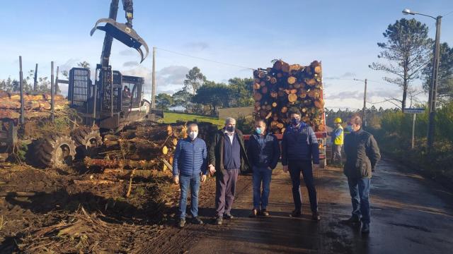 El director de la Agencia Gallega de la Industria Forestal (Xera), Ignacio Lema, acompañado del delegado territorial de la Xunta en Lugo, Javier Arias, y responsables  de la empresa Forestal Díaz Casariego.