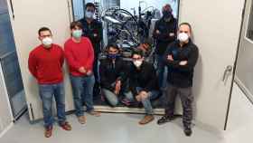 El equipo de investigación de la UPV junto al contenedor autónomo ultrafrío que han desarrollado.