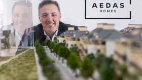 El Consejero Delegado de AEDAS Homes, David Martínez, posa delante del logo de la empresa.