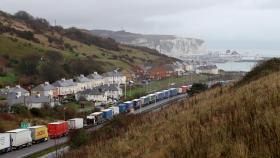 Camiones atrapados en las cercanías del puerto de Dover (Reino Unido).