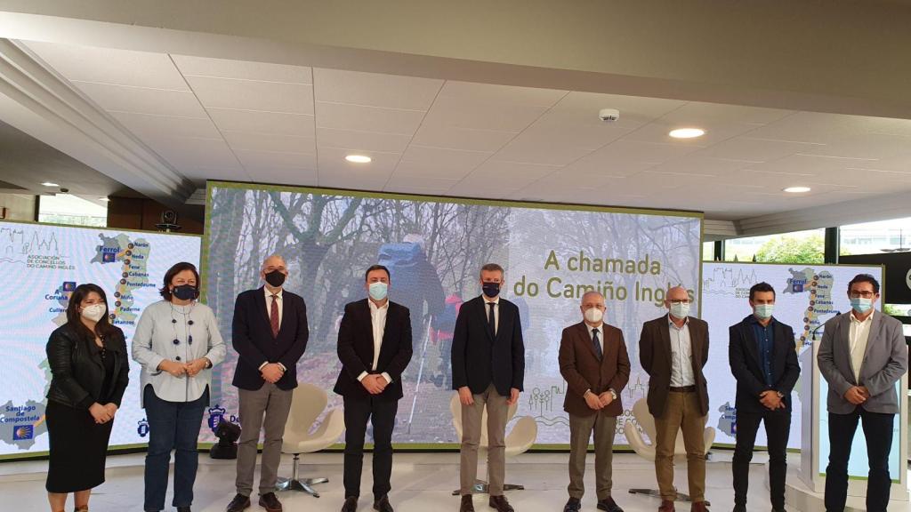 Foto de familia durante el acto de presentación de la ruta.