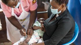Un niño recibe una vacuna en el Komamboga Health Centre III