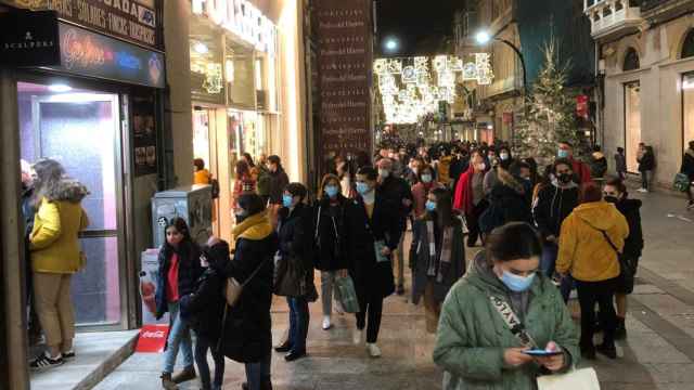 Cientos de personas hacen cola para probar los nuevos gofres de la calle Príncipe en Vigo