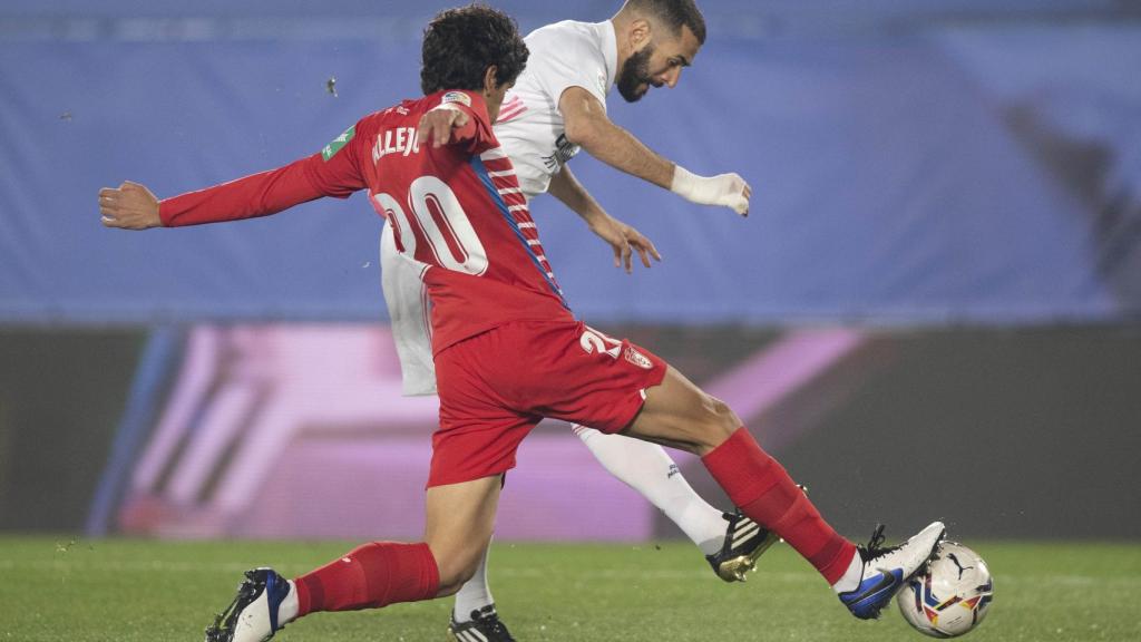 Karim Benzema, realiza un disparo durante el partido frente al Granada