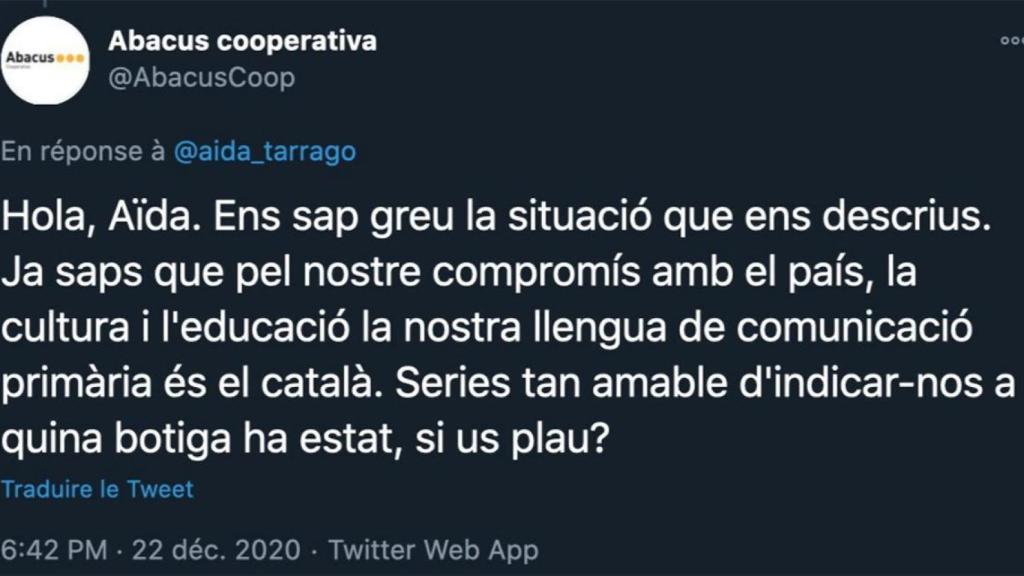 Mensaje de Abacus en Twitter pidiendo la identidad de la cajera que habló en castellano.