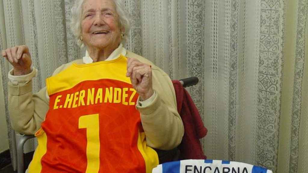 'La Niña del Gancho', Encarna Hernández, con una camiseta de la selección española