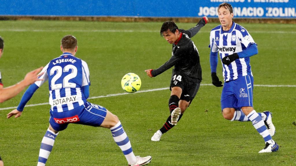 Inui desaprovecha una ocasión del Eibar ante el Alavés