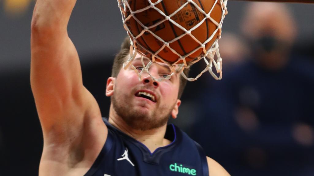 Luka Doncic hace un mate en el primer partido de la temporada de la NBA 2020/2021