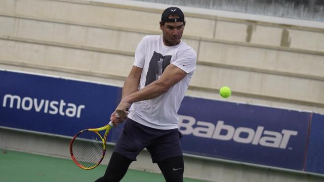 Rafa Nadal, entrenando en su Rafa Nadal Academy. Foto: Twitter (@rnadalacademy)