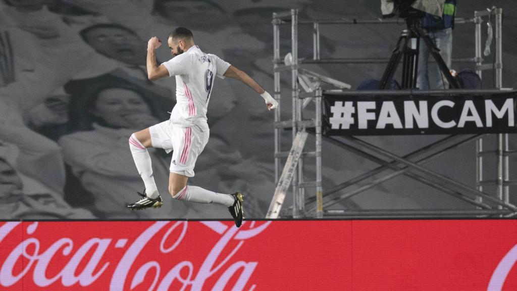 Karim Benzema celebra su gol ante el Granada