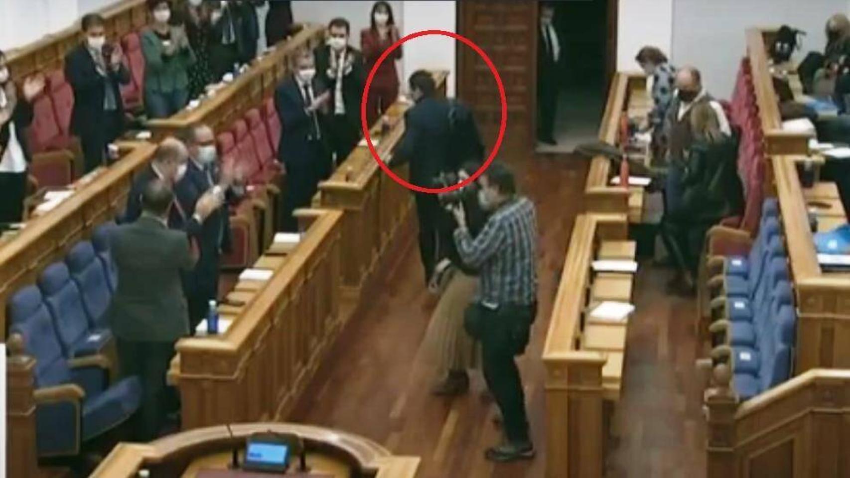 Momento en el que Iván Rodrigo abandona el pleno de las Cortes de CLM tras el debate de los presupuestos