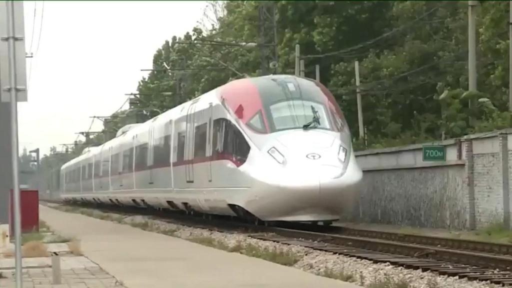 El nuevo tren de carga chino alcanza los 350 km/h